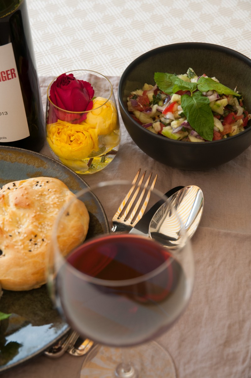 Barbari Brot und Shiraz Salat