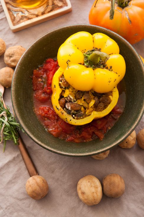 Gefüllte Paprika mit Estragon und Rosinen und einer Tomatensauce mit "Limu amani"