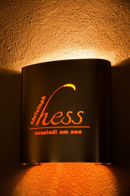 Lampe mit Logo am Weingut Christoph Hess