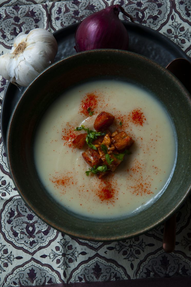 Pannonische Sellerie-Knoblauch-Suppe mit Croutons